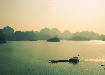 Phân tích tùy bút Người lái đò Sông Đà