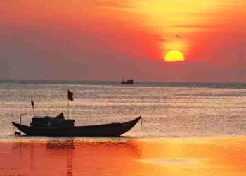 Cảm nhận khổ thơ đầu và khổ thơ cuối bài thơ “Đoàn thuyền đánh cá” của Huy Cận