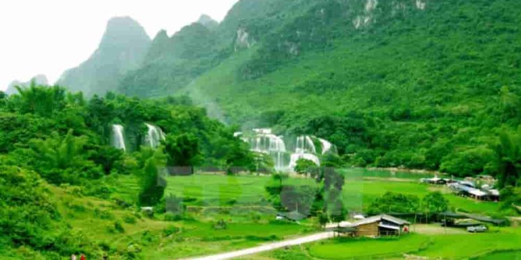 Dàn ý phân tích đoạn thơ "Ta về, mình có nhớ ta... Nhớ ai tiếng hát ân tình thủy chung" trong bài Việt Bắc
