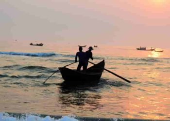 Phân tích hình ảnh người đàn bà hàng chài trong 2 lần miêu tả van xin