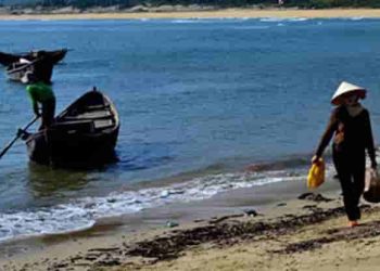 Phân tích hình ảnh người đàn bà hàng chài trong "Chiếc thuyền ngoài xa"