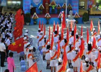 Thuyết minh về buổi chào cờ đầu tuần của trường em