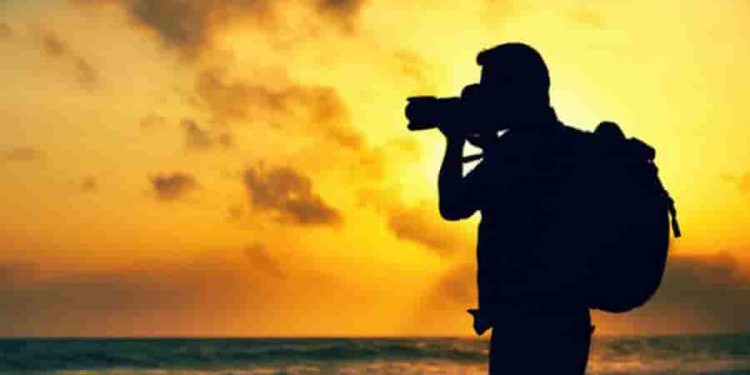 Cảm nhận về nhân vật Phùng trong Chiếc thuyền ngoài xa