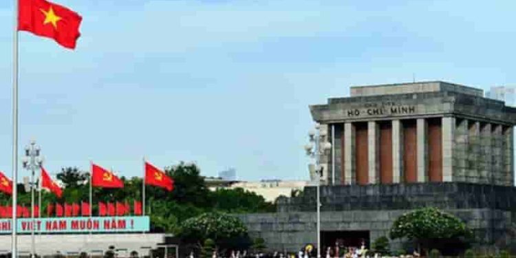Phân tích 2 khổ thơ đầu bài Viếng lăng Bác của Thanh Hải