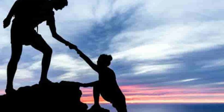 Nghị luận về ý kiến: "Kẻ mạnh không phải là kẻ giẫm lên vai kẻ khác..."