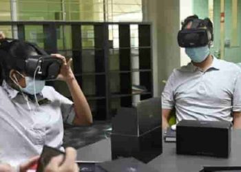 Ứng dụng thiết bị thông minh trong học tập: Tiện ích hay sự phụ thuộc?