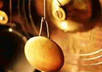Như một quả lắc dao động đều giữa tác giả và độc giả, tác phẩm nghệ thuật dần hình thành những chân giá trị của nó ngay trong rung động của đời